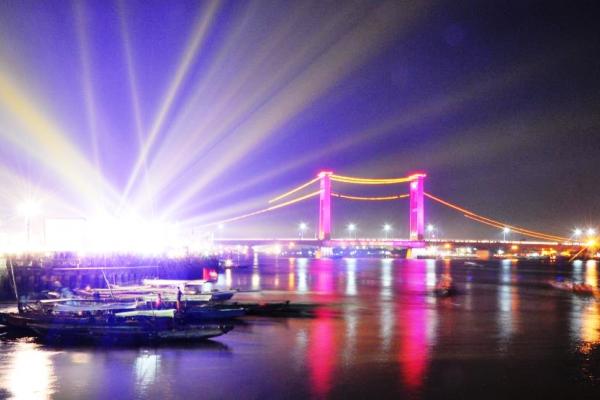 Jembatan Ampera Palembang Bersinar Dengan Wajah Baru