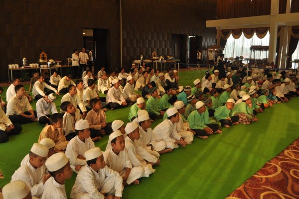 Atria Hotel Berbuka Puasa dengan Anak Yatim