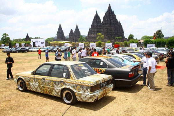 BMW Bermotif Batik Ramaikan Indonesian Bimmerfest 2013