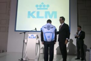 Penyerahan Simbolis Jersey KLM Indonesia 90th Years Logo dari Country Manager Air France KLM Indonesia Mr. Duncan Rutgers kepada Dubes Belanda untuk Indonesia H.E. Mr. Tjeerd De Zwaan
