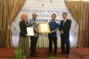 Ibu Yantie Bapak Ilham menyerahkan sertifikasi ke Pak Handono dan Pak Doni