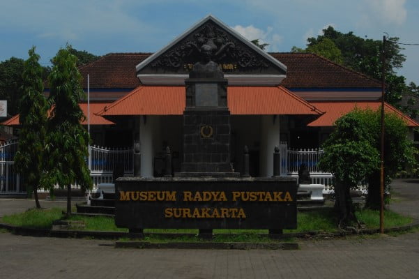 Dulux Catylac Cerahkan Museum Radya Pustaka Solo