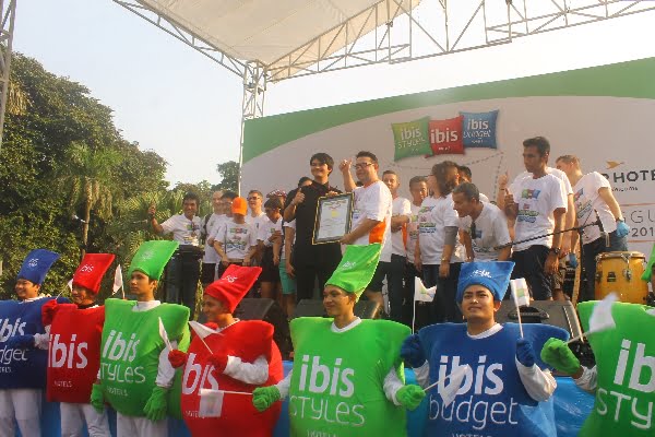 Keluarga ibis Indonesia Pecahkan Rekor MURI di acara ibis Pillow Hunt