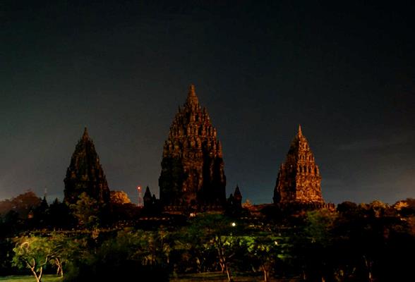 Candi Prambanan dan Borobudur Berpartisipasi Pada Earth Hour Indonesia 2016