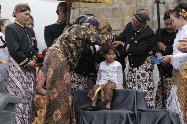 Ritual Cukur Rambut Gimbal Sedot Perhatian Wisatawan