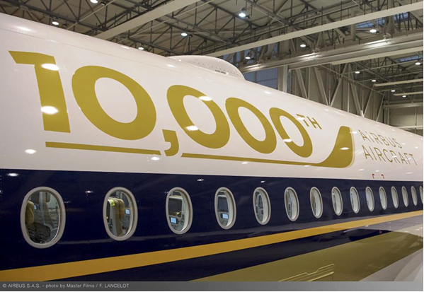 SINGAPORE AIRLINES MENERIMA PESAWAT AIRBUS KE-10.000