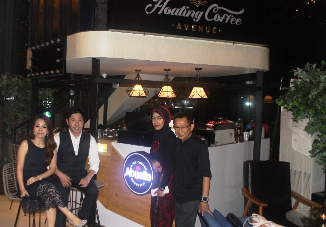 Abuella Café Hadir di Floating Castle Lifestyle & Eatery