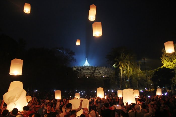 Hari Waisak dan Festival Lampion di Seluruh Dunia.
