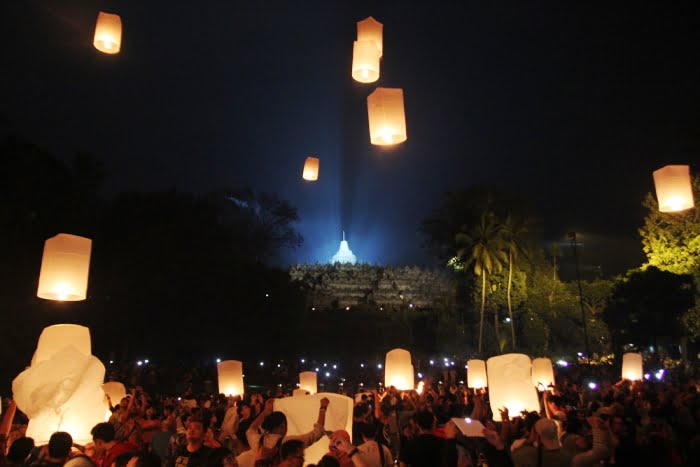 Hari Waisak dan Festival Lampion di Seluruh Dunia.