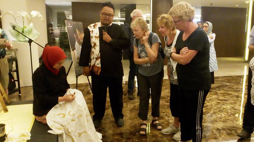 Turis Belajar Membatik di Hotel Santika Premiere Slipi Jakarta