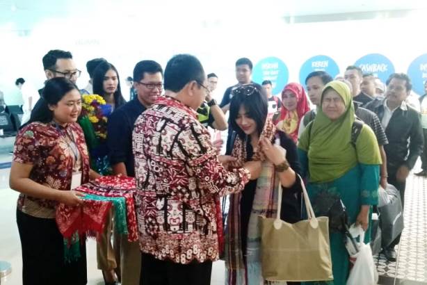 Wakil Bupati Kulonprogo Sutedja Memberikan Syal kepada Penumpang Pertama Lion Air UPG YIA UPG 1