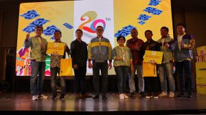 (Ki-Ka) Niko Kurniawan Bonggowarsito - Direktur Penjualan, Servis & Distribusi Adira Finance, Deddi Syahputra - Pemenang Kompetisi Video Adira Finance, Dennis Adiswara - Juri Kompetisi Video Sahabat Lokal Adira Finance, , Hafid Hadeli - Direktur Utama Adira Finance, Swandjani Gunadi – Direktur Marketing & SDM Adira Finance, Arbain Rambey - Juri Kompetisi Foto Adira Finance, Dahniel Photography - Pemenang Kompetisi Foto Sahabat Lokal Adira Finance, I Dewa Made Susila – Direktur Keuangan Adira Finance, Harry Latif - Chief of Portofolio Adira Finance pada saat sesi foto bersama para pemenang Kompetisi Sahabat Lokal yang bertujuan untuk mempromosikan pariwisata dan budaya Indonesia melalui sebuah karya visual.