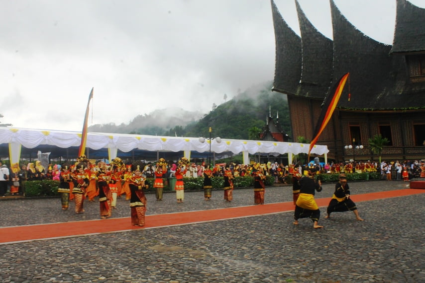 Festival Pesona Minangkabau Dibuka Dengan Meriah di Istano Basa Pagaruyung