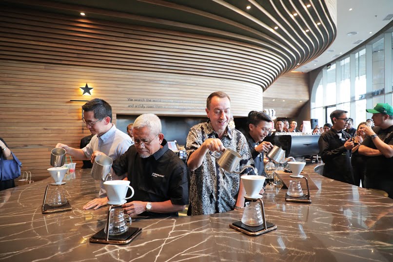 Peresmian Starbucks Reserve Medan Ditandai dengan Penyeduhan Kopi dengan Teknik Pour Over