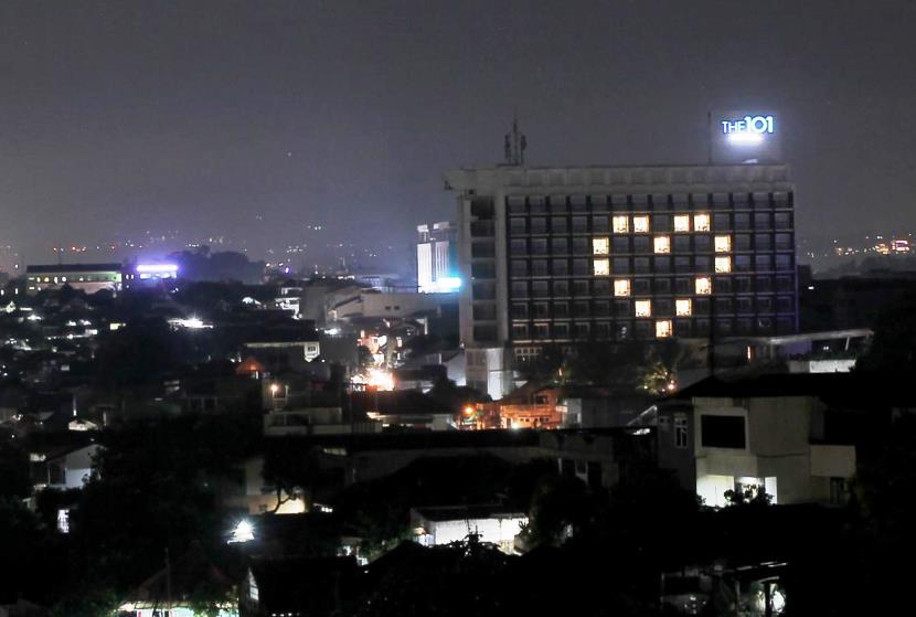 Aksi THE 1O1 Bogor Suryakancana Bentuk Hati dari Lampu Kamar