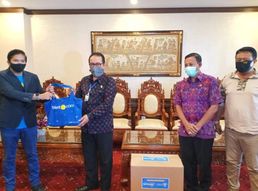 Bersama Kemenparekraf, tiket.com Serahkan Paket Bantuan