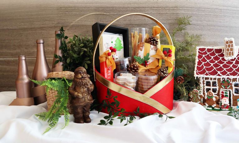 Holiday Inn & Suites Jakarta Gajah Mada Hadirkan Hampers Natal Untuk Festive Season