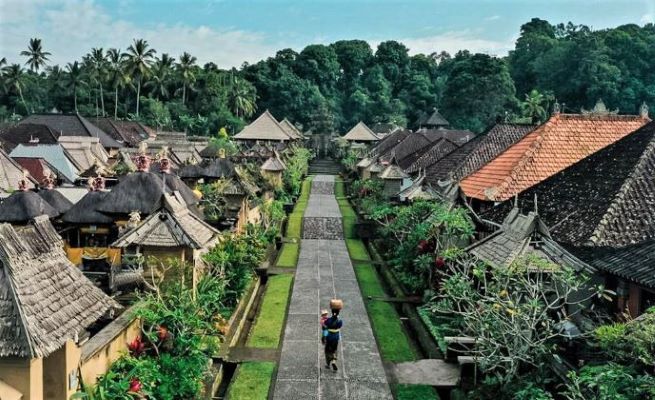 Menparekraf Tinjau  Penerapan Protokol Kesehatan di Desa Wisata Penglipuran Bali