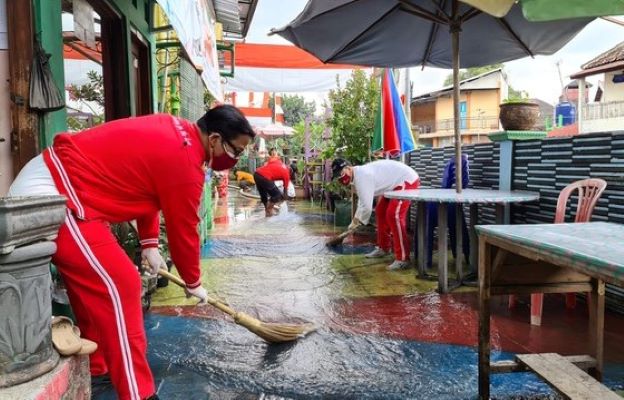 Rayakan 113 Tahun  Grand Inna Malioboro Lakukan Bersih-Bersih Kali Code