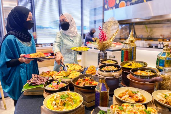 Berbuka Puasa di Hilton Garden Inn Taman Palem Dengan Berbagai Menu Asia