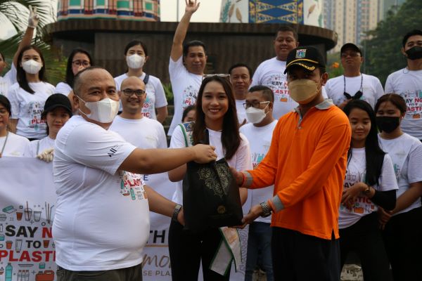 AKSI NYATA GRAND MERCURE JAKARTA KEMAYORAN EARTH DAY 2022