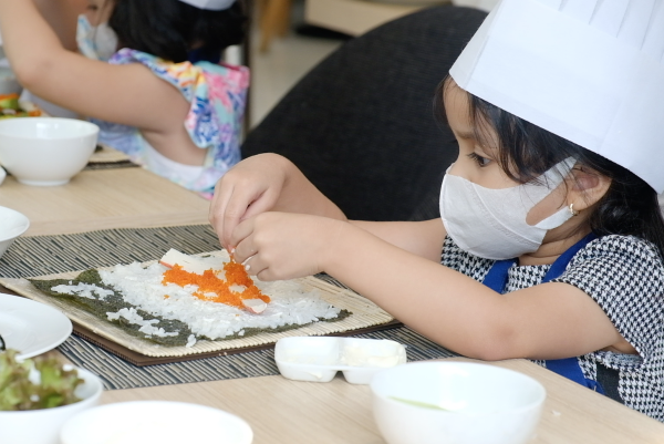 Aston Priority Simatupang Hotel  Ajak Anak-Anak Belajar Membuat Sushi