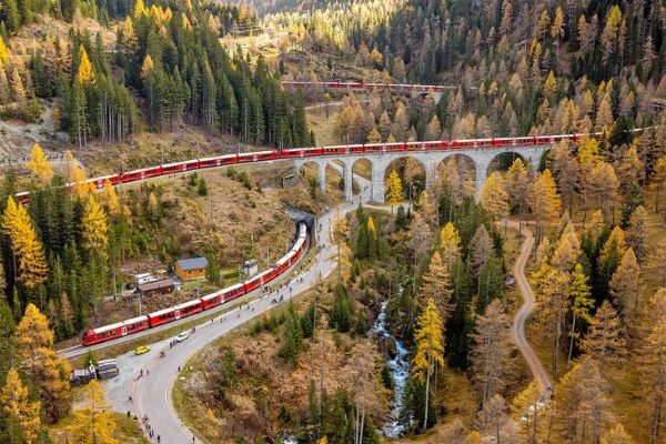 Kereta Rhaetian Pecahkan rekor rangkaian Kereta Terpanjang di Dunia