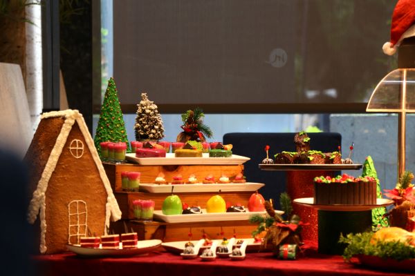 Rayakan Sukacita Natal dan Tahun Baru di Grand Mercure Kemayoran