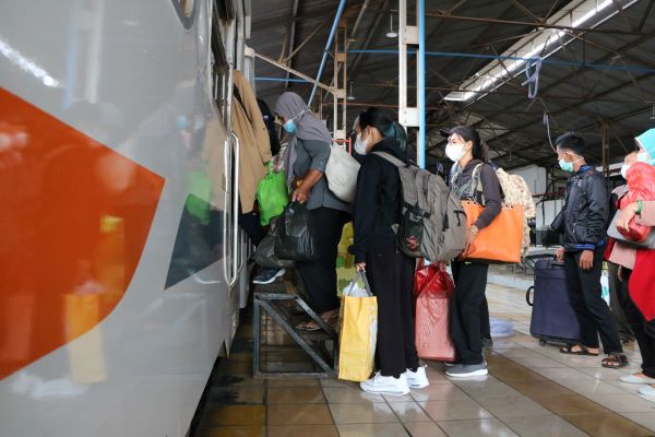 Tips Saat Barang Tertinggal di Stasiun atau di Atas KA 3 penumpang3