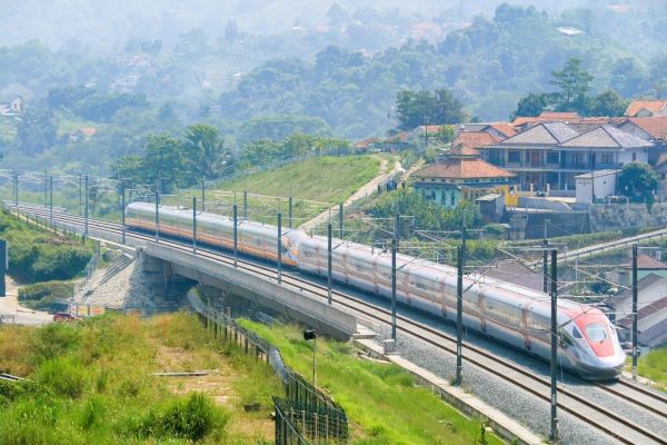 Kereta Cepat Uji Coba Gandeng Dua Rangkaian dan Capai Kecepatan Penuh