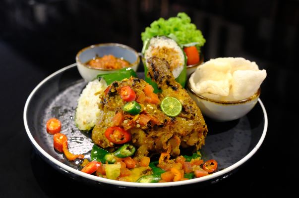 Berikut Cara Memasak Ayam Sampyok, Kuliner Khas Betawi yang Disajikan di ASTON Priority Simatupang