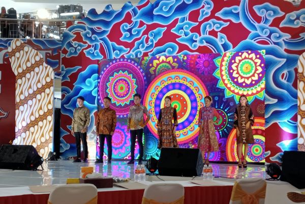 HARI BATIK NASIONAL APPBI DPD DKI JAKARTA GELAR TALK SHOW DAN  FASHION SHOW ANTAR MALL