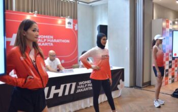 Tiga model jersey Women Half Marathon WHM Jakarta