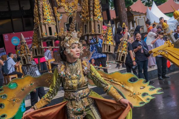 Parade Festival Seni dan Budaya Semarakkan Peluncuran Karisma Event Nusantara 2024