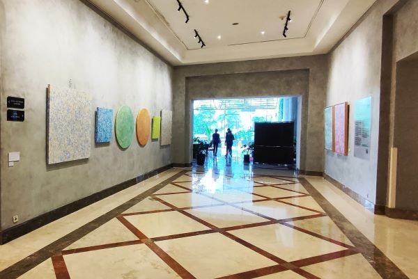 ARTOTEL SUITES MANGKULUHUR HADIRKAN PAMERAN SENI SOLO “COSMIC ECHOES” KARYA FERDY THAERAS