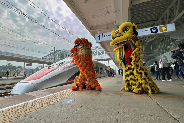 Berbagi Kemeriahan Imlek, KCIC Hadirkan Pertunjukan Barongsai di Stasiun Whoosh