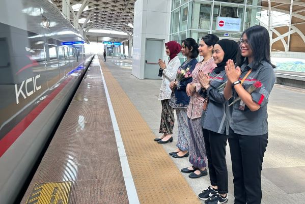 Petugas Kereta Whoosh Gunakan Kebaya Dan Bagikan Bunga Pada Penumpang di Hari Kartini