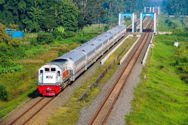  Stasiun Pasar Senen Bangun Eskalator,  17 Kereta  Berangkat dari Stasiun Jatinegara