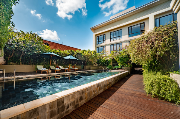 Belajar Berenang di Swiss Belhotel Rainforest Kuta, Bali