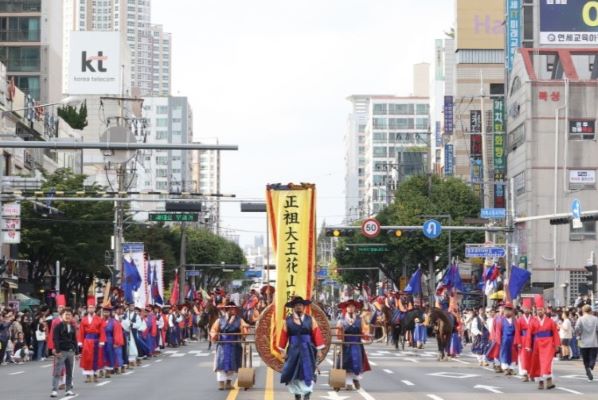 Nikmati Musim Gugur di Korea Melalui Berbagai Festival yang Unik 5 King Jeongjo Royal Parade