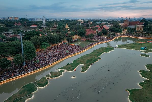 Berbagai Acara Seru di Liburan Akhir Tahun di TMII,  Air Mancur Tirta Cerita Diserbu Pengunjung