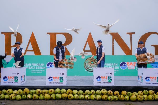Menpar Luncurkan “Gerakan Wisata Bersih” Bersama Sri Sultan Hamengku Buwono X di Parang Tritis