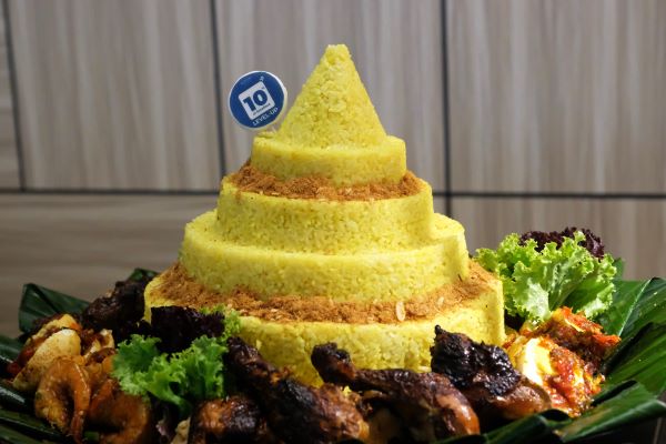 HUT KE-10 HOTEL ASTON PRIORITY SIMATUPANG BAGIKAN HADIAH MENGINAP GRATIS 3 Nasi Tumpeng Anniversary