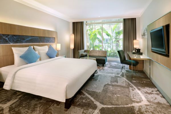 01 Deluxe Room King Bed