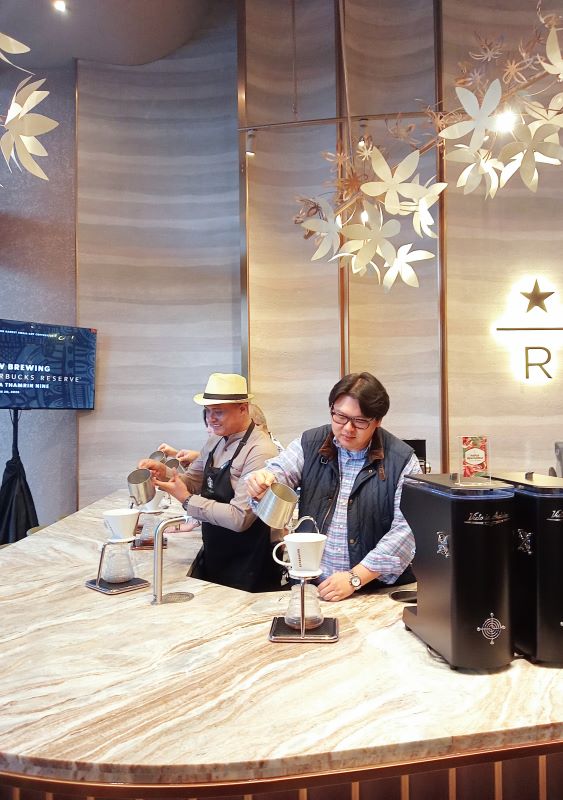 Starbucks Reserve ke-23 Hadir di Gedung Tertinggi di Asia Tenggara 5 1 3
