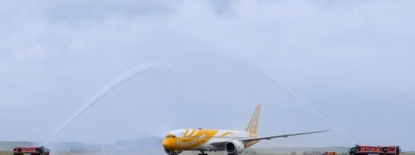 Scoot Boeing 787 Dreamliner arriving in Vienna Airport with a Water Cannon Salute Ceremony