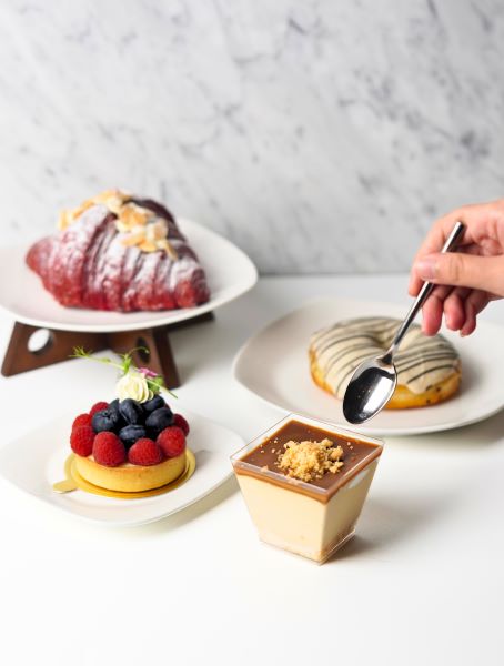 BUKA MATA COFFEE SHOP ARTOTEL SENAYAN KINI BUKA 24 JAM DAN PROMO 50% SETIAP HARI 3 cake and pastry