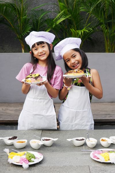 SAMBUT LIBURAN SEKOLAH, ARTOTEL GELORA SENAYAN HADIRKAN ‘ART SUMMER CAMP’ 3 Art summer camp Menghias Donat 1