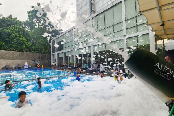 Staycation Seru Buat Anak di Aston Priority Simatupang Hotel & Conference Center 3 Foam Party 1