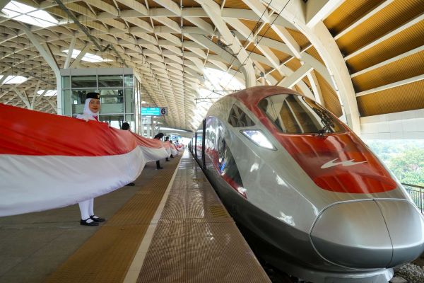 Meriahkan HUT RI, Bendera Merah Putih dan Nuansa Merah Putih Hiasi Stasiun dan Kereta Cepat Whoosh